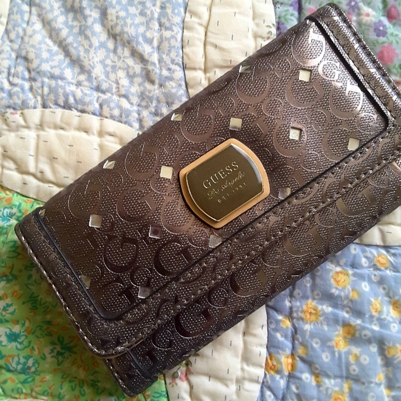 NWOT GUESS WALLET - Picture 1 of 3